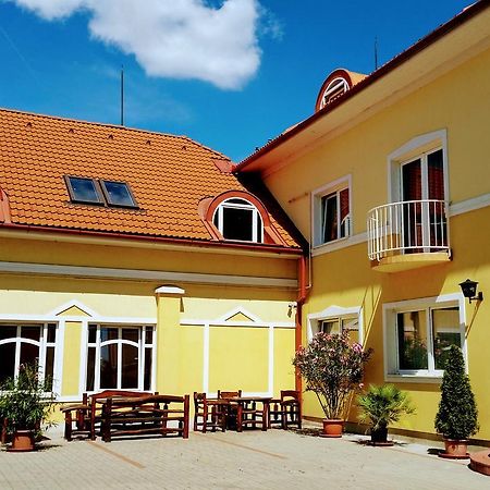 Hotel Sormester Сарваш Экстерьер фото