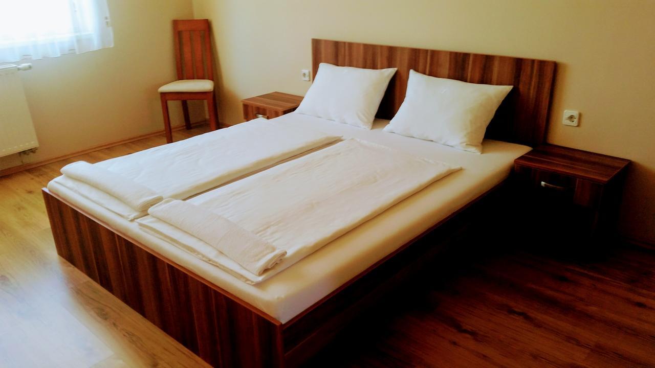 Hotel Sormester Сарваш Экстерьер фото